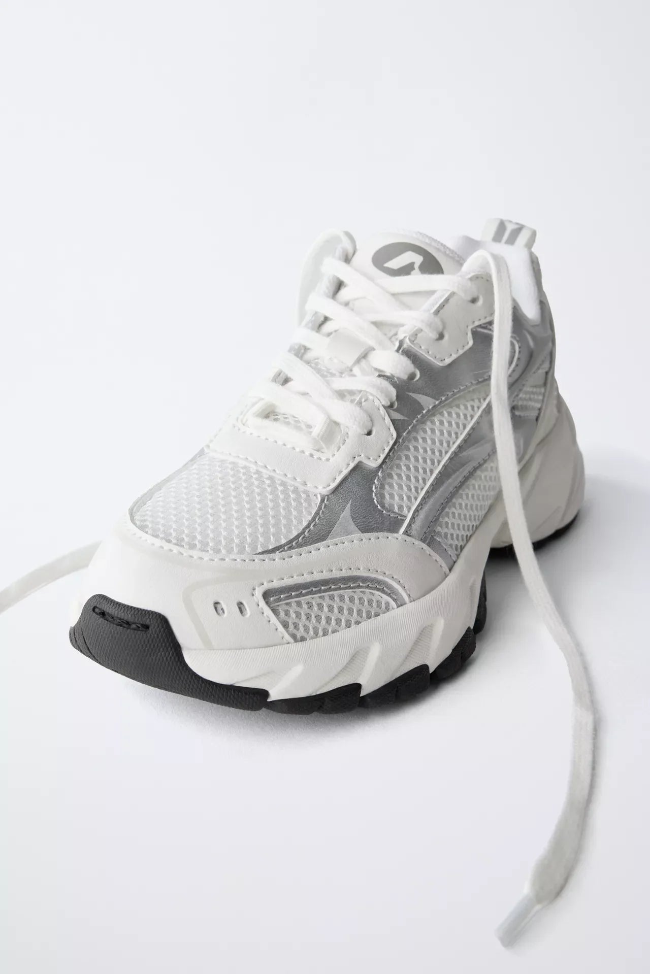 MESH TRAINER - SILVER / WHITE