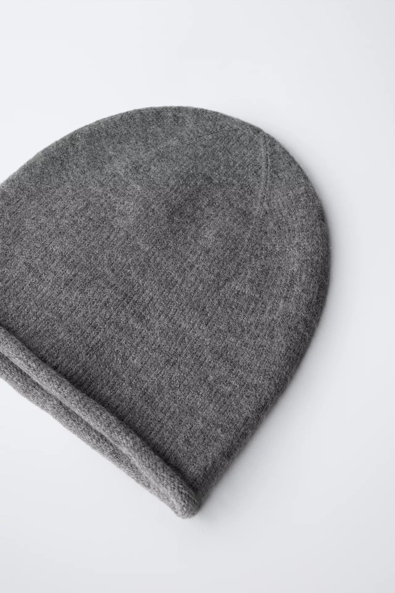 ESSENTIAL KNIT BEANIE - GREY