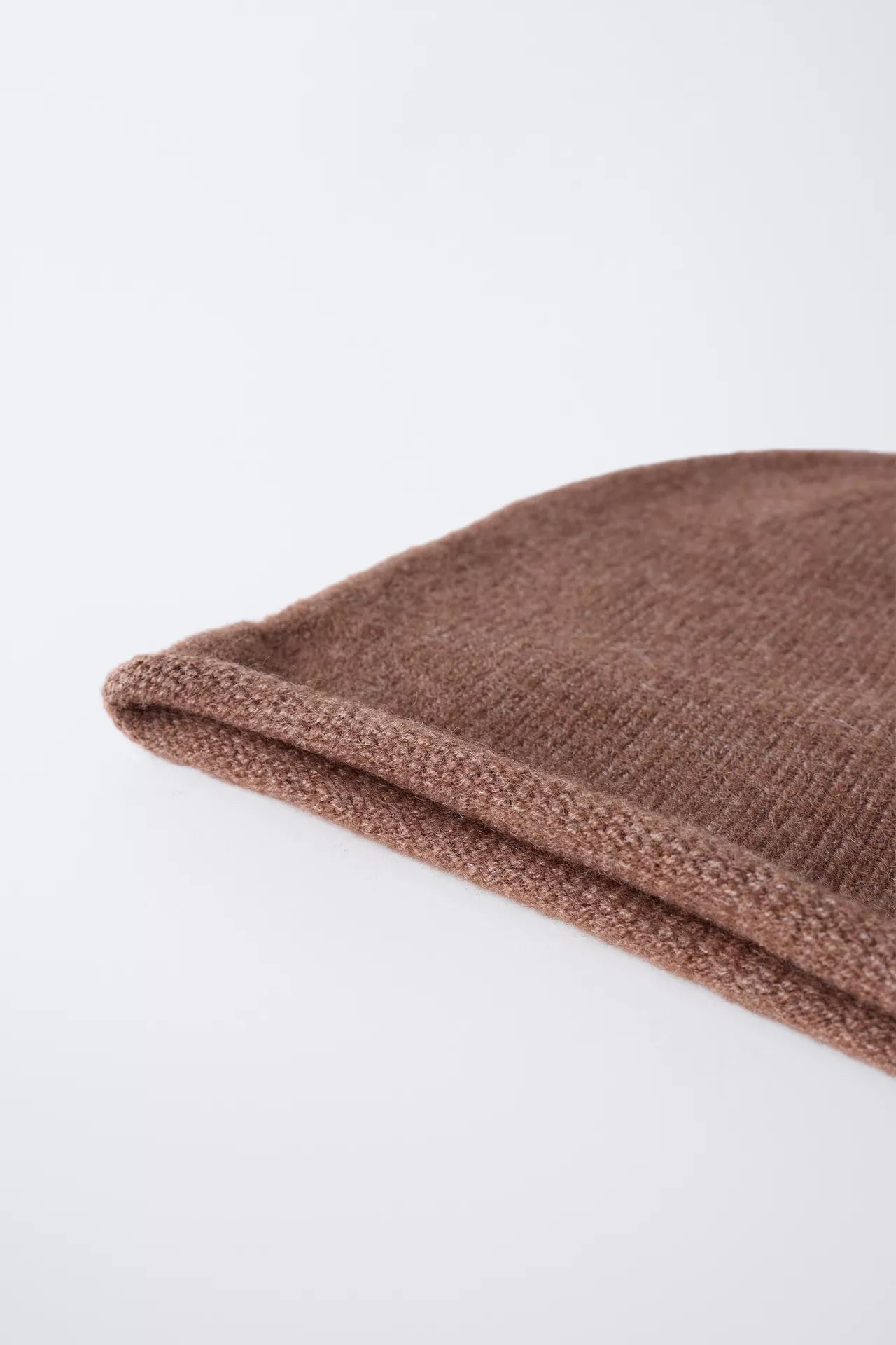 ESSENTIAL KNIT BEANIE - BROWN